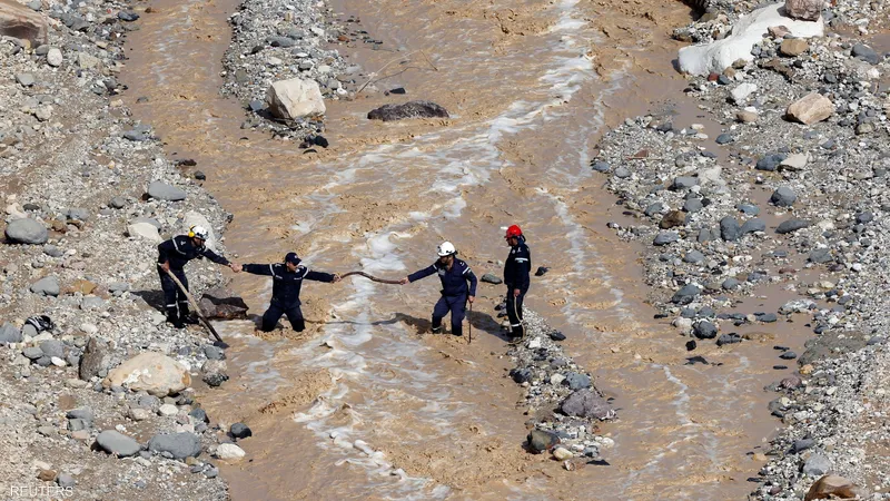 إغلاق مقطع من شارع 90 أمام حركة المرور بسبب الأحوال الجوية